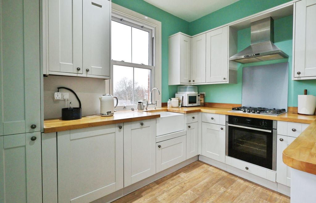 Property photo 2 of 33