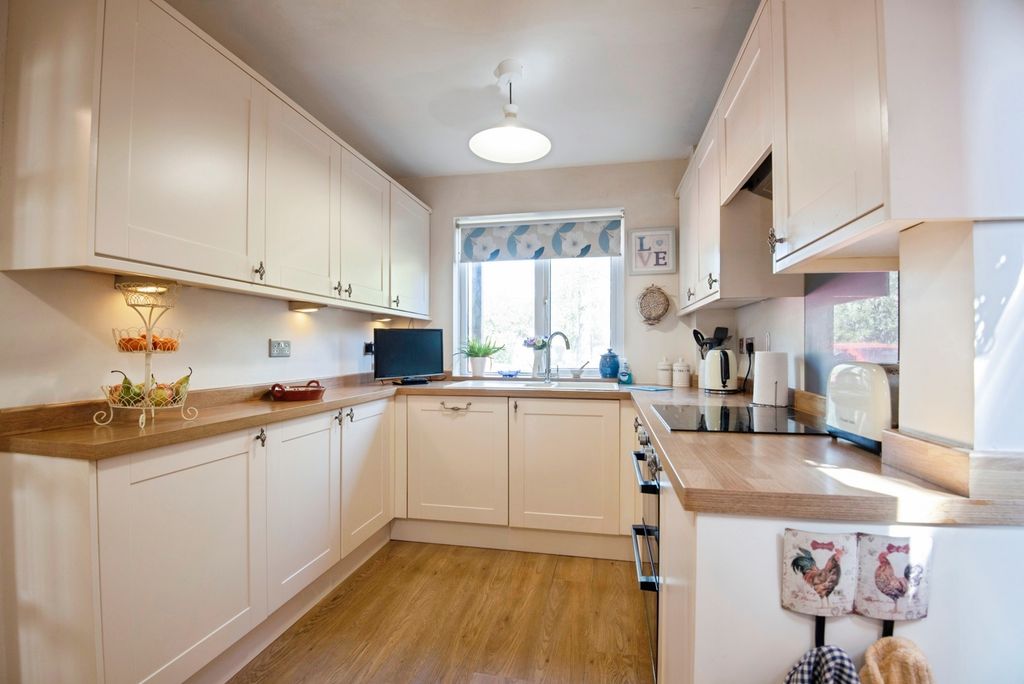 Property photo 2 of 19 Kitchin