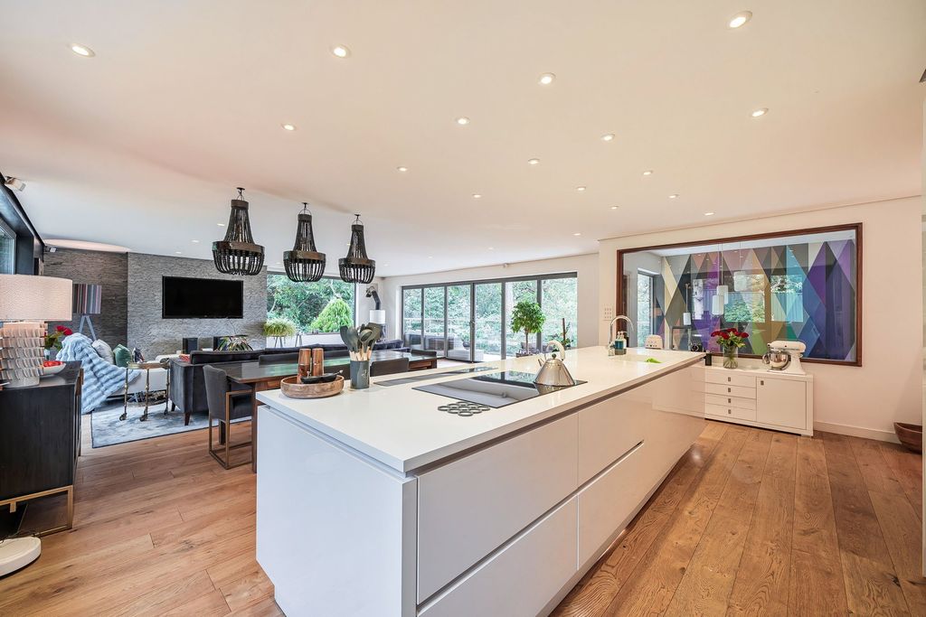 Property photo 2 of 33