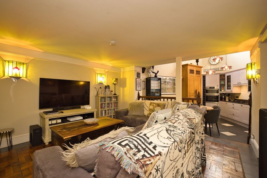 Property photo 3 of 16 Picture 3