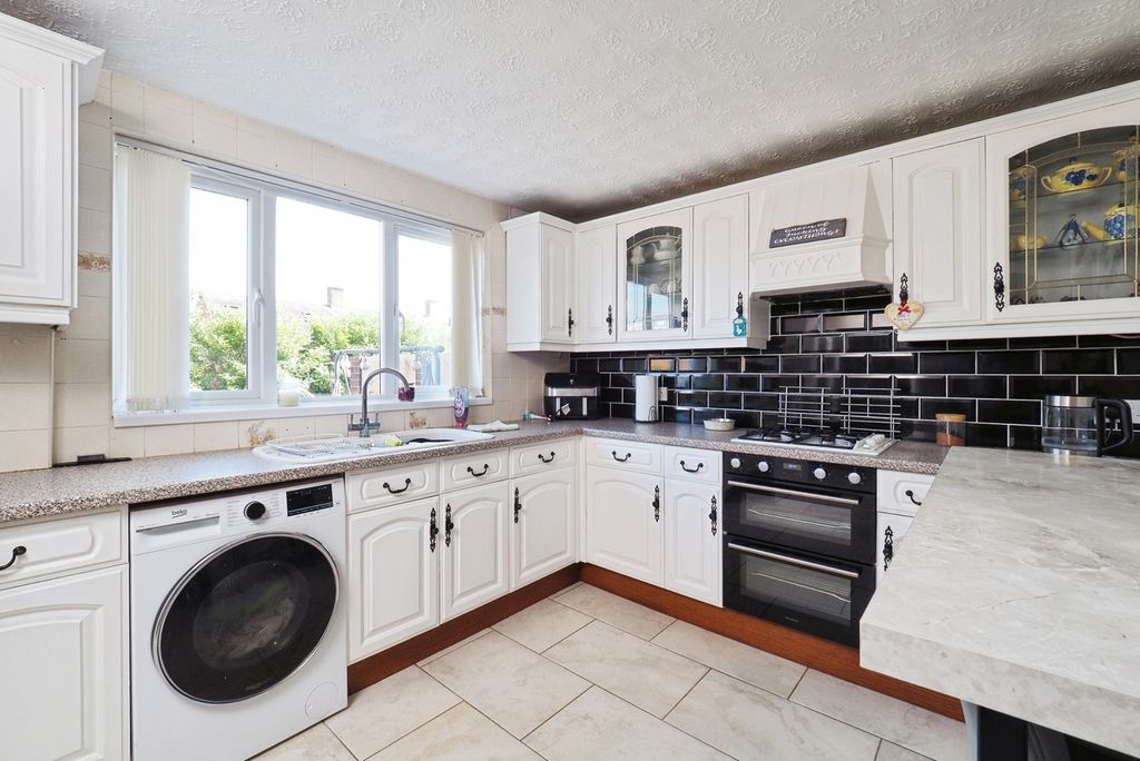 Property photo 3 of 17 Fitted Kitchen