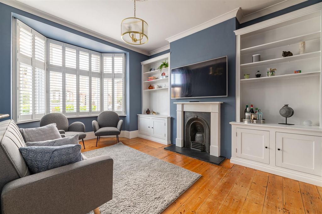 Property photo 2 of 20 Wellesley Road, E11