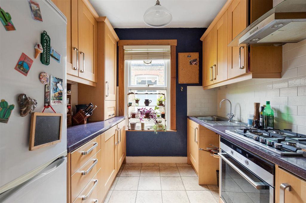 Property photo 3 of 33 Sybourn Street, E17