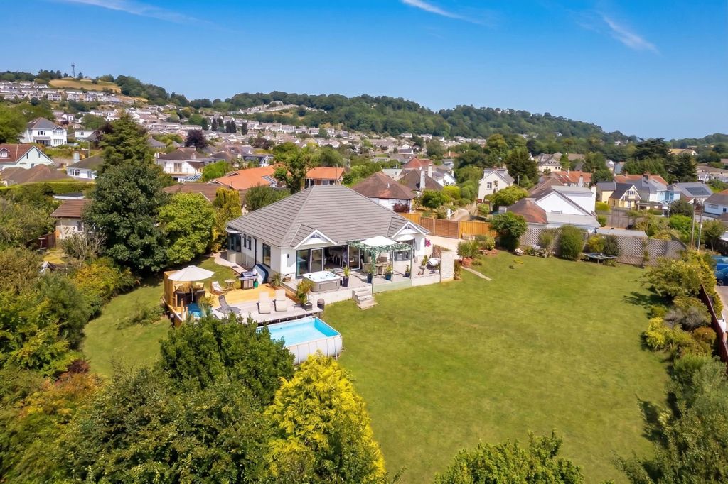 Property photo 1 of 33