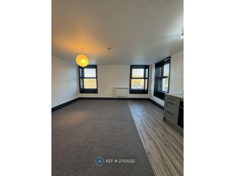 Property photo 2 of 8 Living / Kitchen