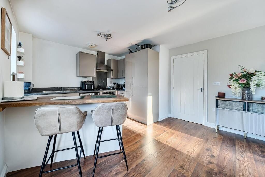 Property photo 2 of 10 Kitchen