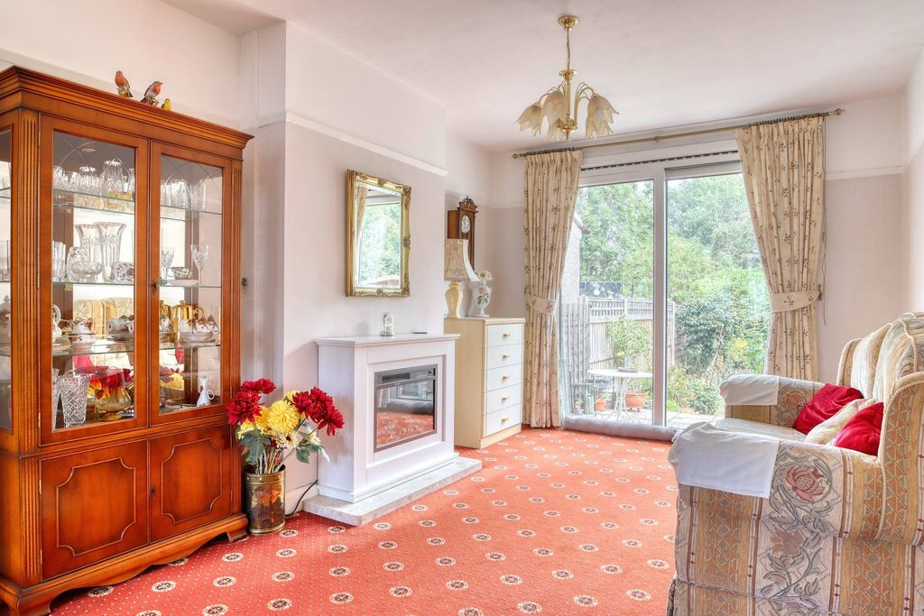 Property photo 2 of 21 Catford Se6 Rear Lounge With Views Over Private Rear Garden Se6 Datchet Road