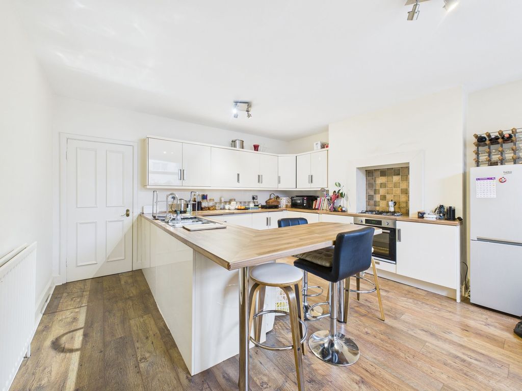 Property photo 3 of 10 Kitchen