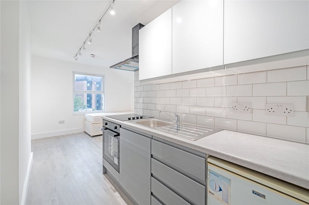 Property photo 2 of 9 Picture No. 24