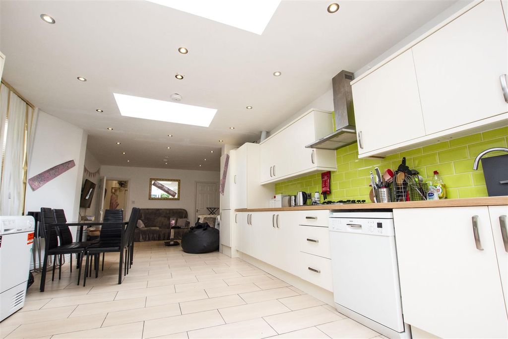 Property photo 2 of 11 Approach