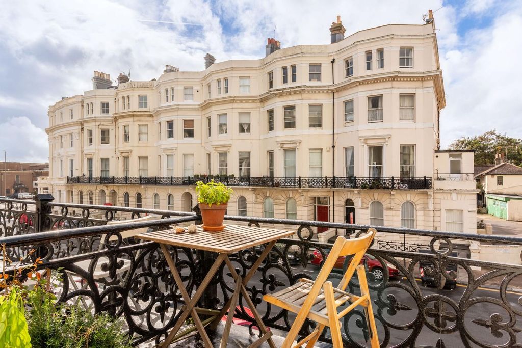 Property photo 2 of 17 St Aubyns Court-5.Jpg