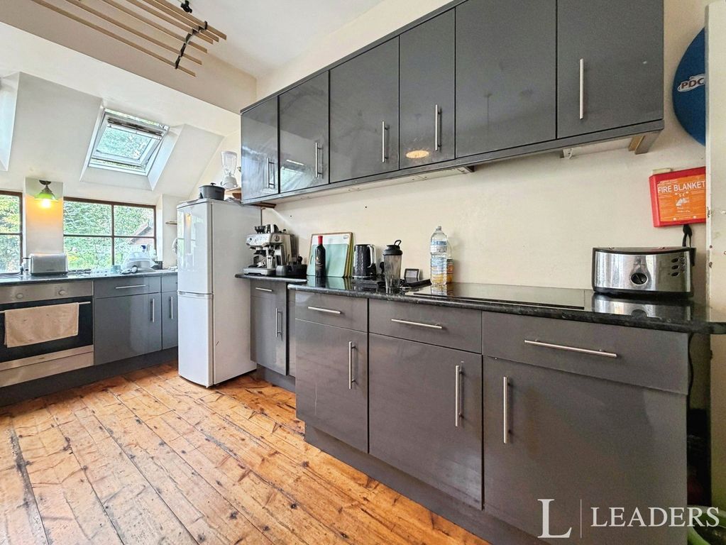 Property photo 3 of 8 Kitchen