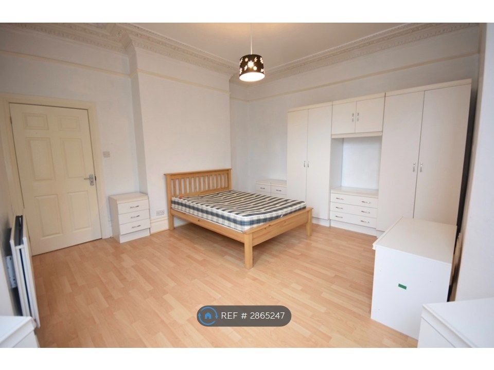 Property photo 3 of 10 Double Bedroom With Fitted Wardrobes