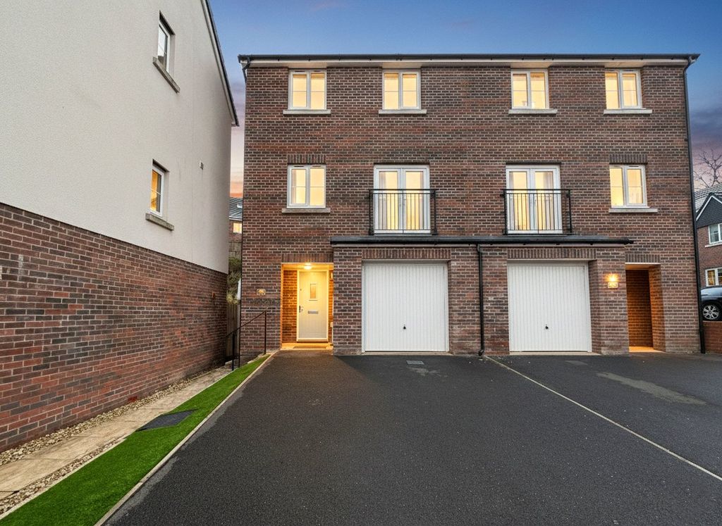 Property photo 1 of 18 Front Aspect