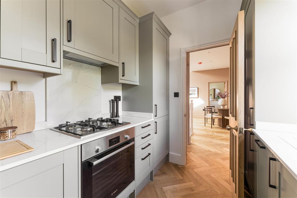 Property photo 3 of 42 Connaught Road, E17