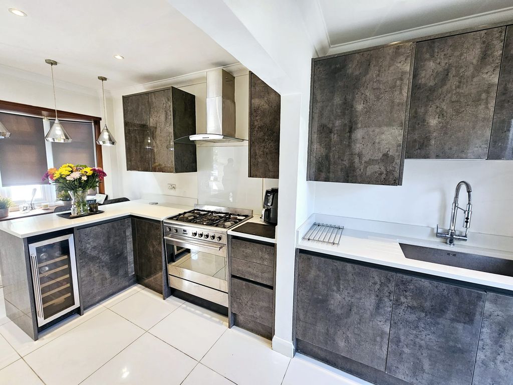 Property photo 3 of 11 Kitchen