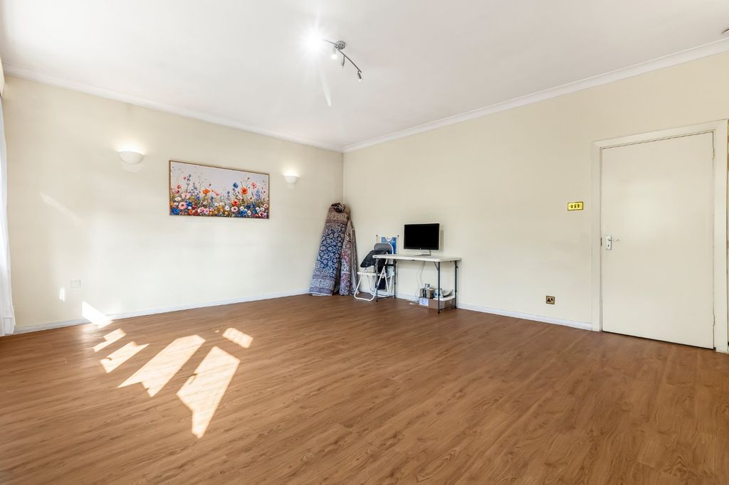 Property photo 3 of 12 Picture No. 17