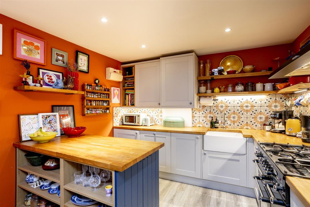 Property photo 2 of 40 18_Waverley_Street__15.Jpg