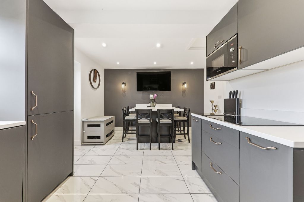 Property photo 3 of 18 Kitchen