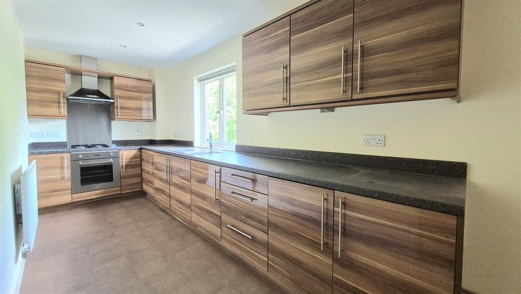 Property photo 3 of 17 Kitchen