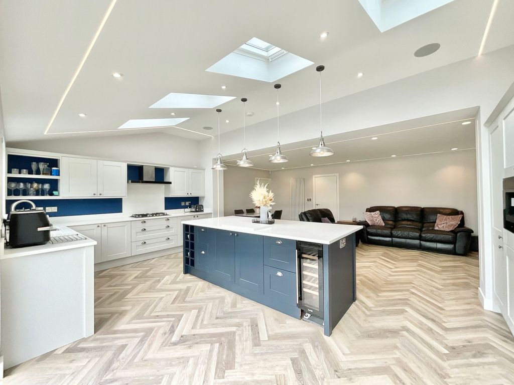 Property photo 2 of 28