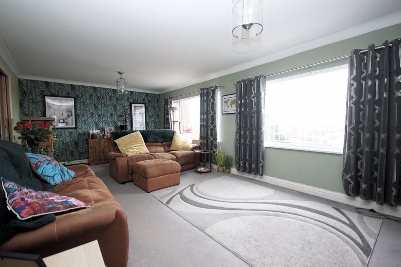 Property photo 3 of 16 Lounge