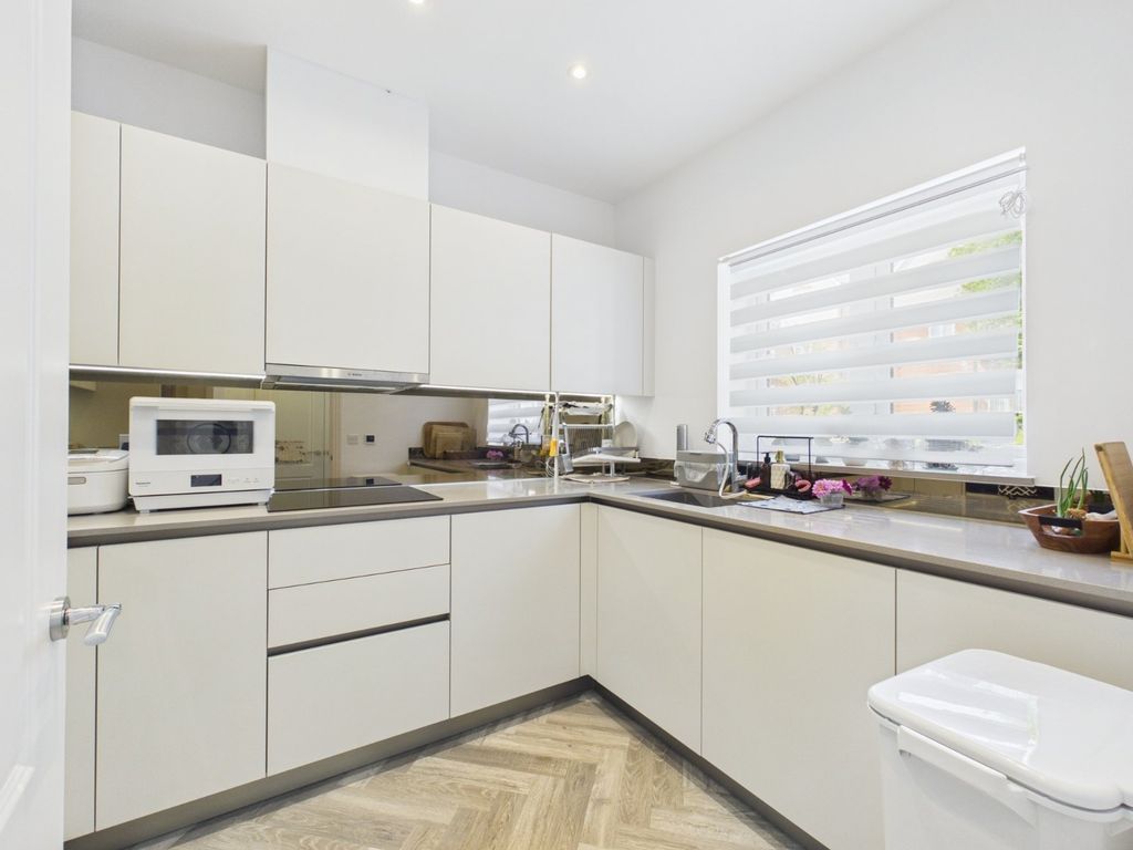 Property photo 3 of 11 Kitchen