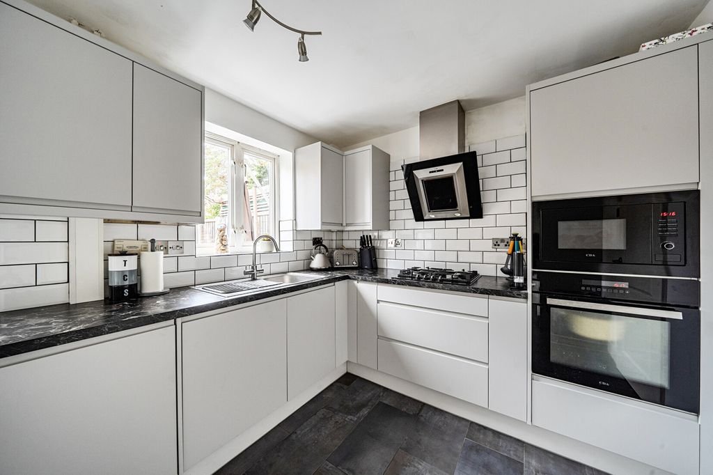 Property photo 2 of 19 Kitchen