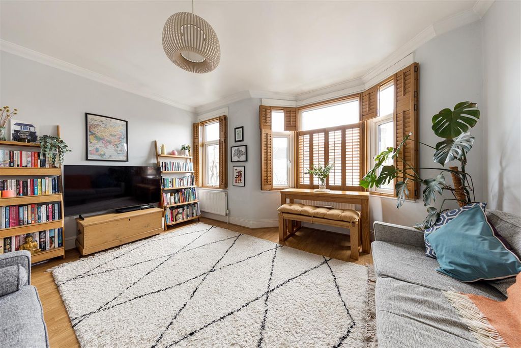 Property photo 2 of 27 Claude Road, E10