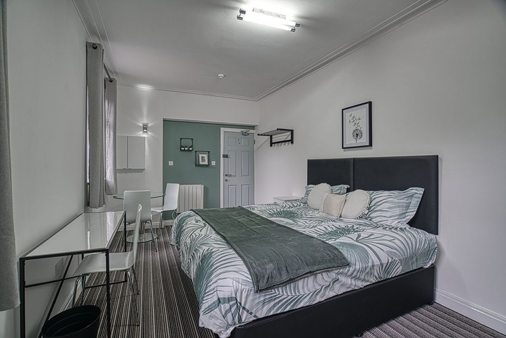 Property photo 3 of 24 Room 1