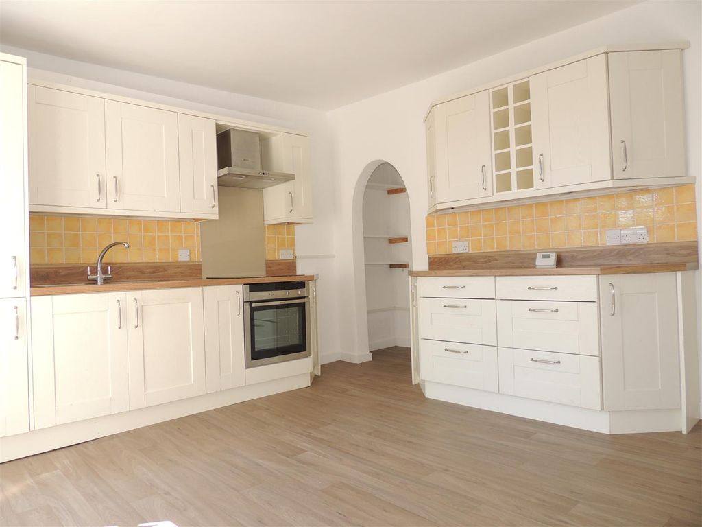 Property photo 3 of 11 Kitchen / Dining Room