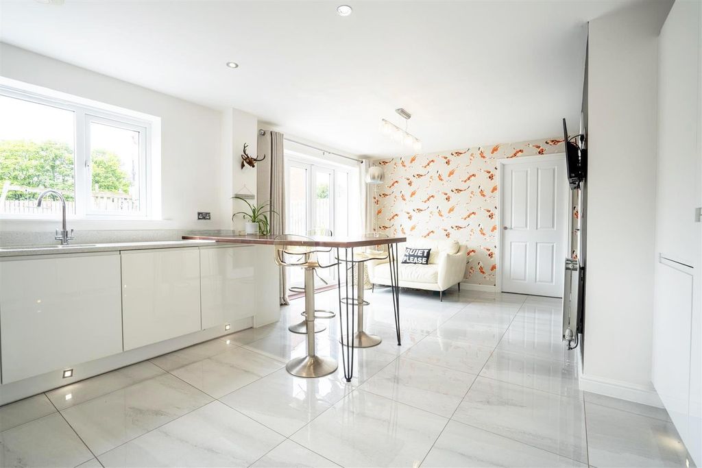 Property photo 3 of 11 Kitchen / Diner