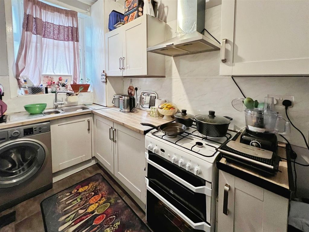 Property photo 3 of 11 Kitchen