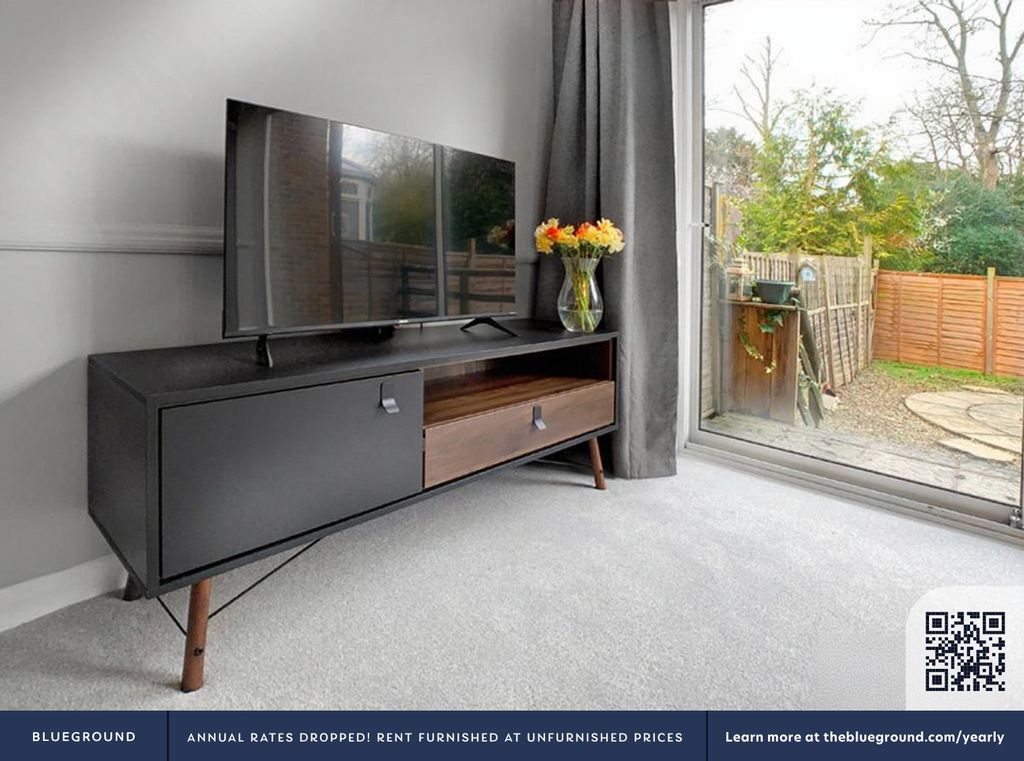 Property photo 3 of 21 Living Room