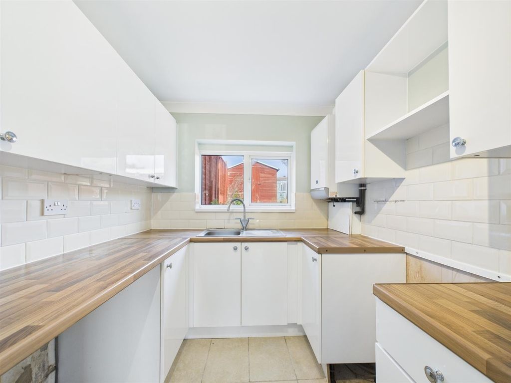 Property photo 2 of 11 Kitchen