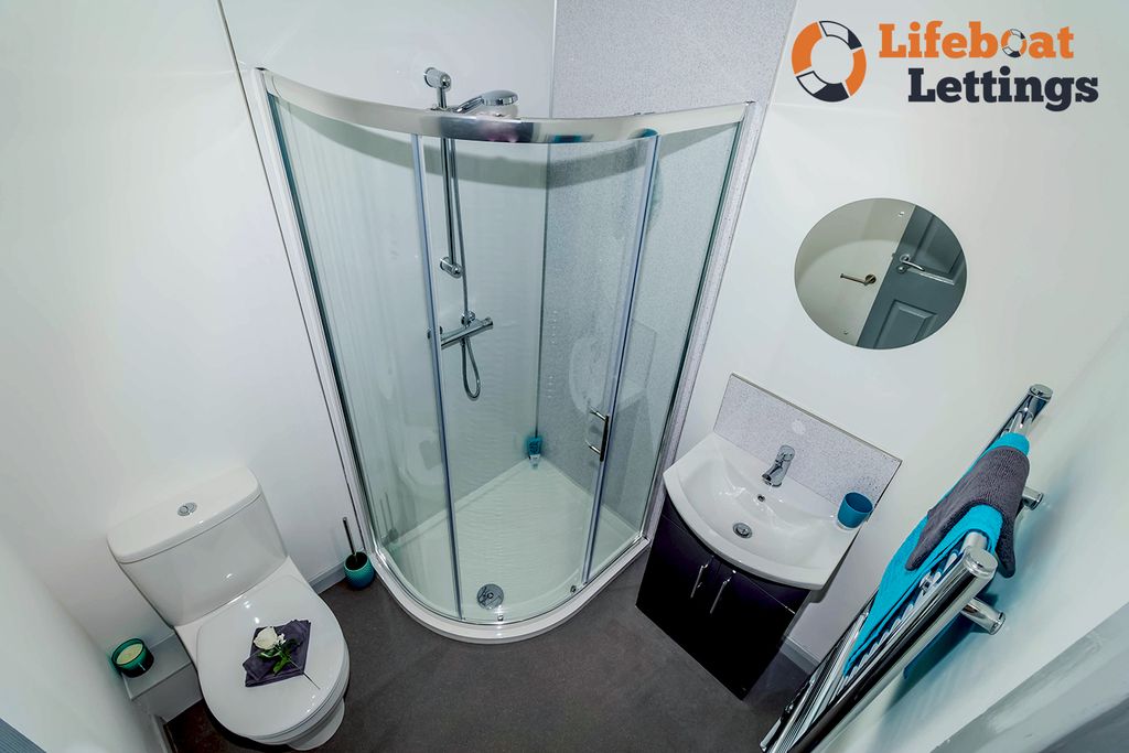 Property photo 3 of 10 Shared Shower Room