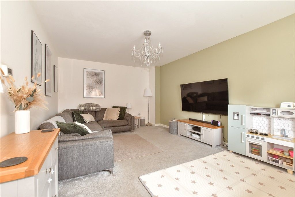 Property photo 3 of 11 Lounge