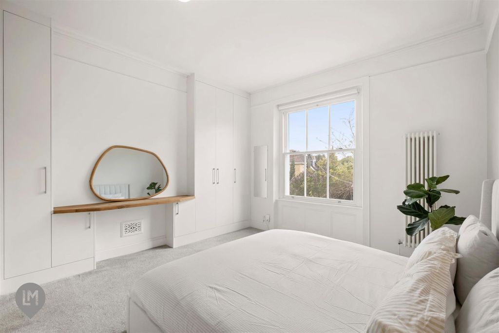 Property photo 2 of 8 Bedroom Lm.Png