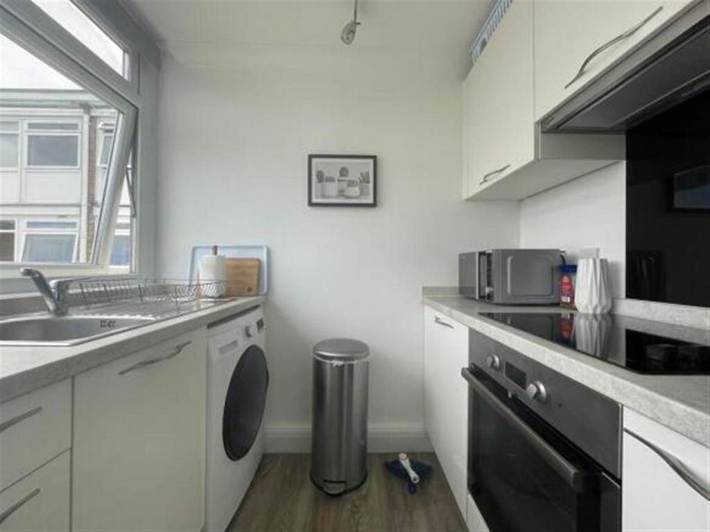 Property photo 3 of 7 Kitchen