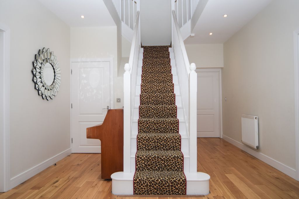 Property photo 2 of 23