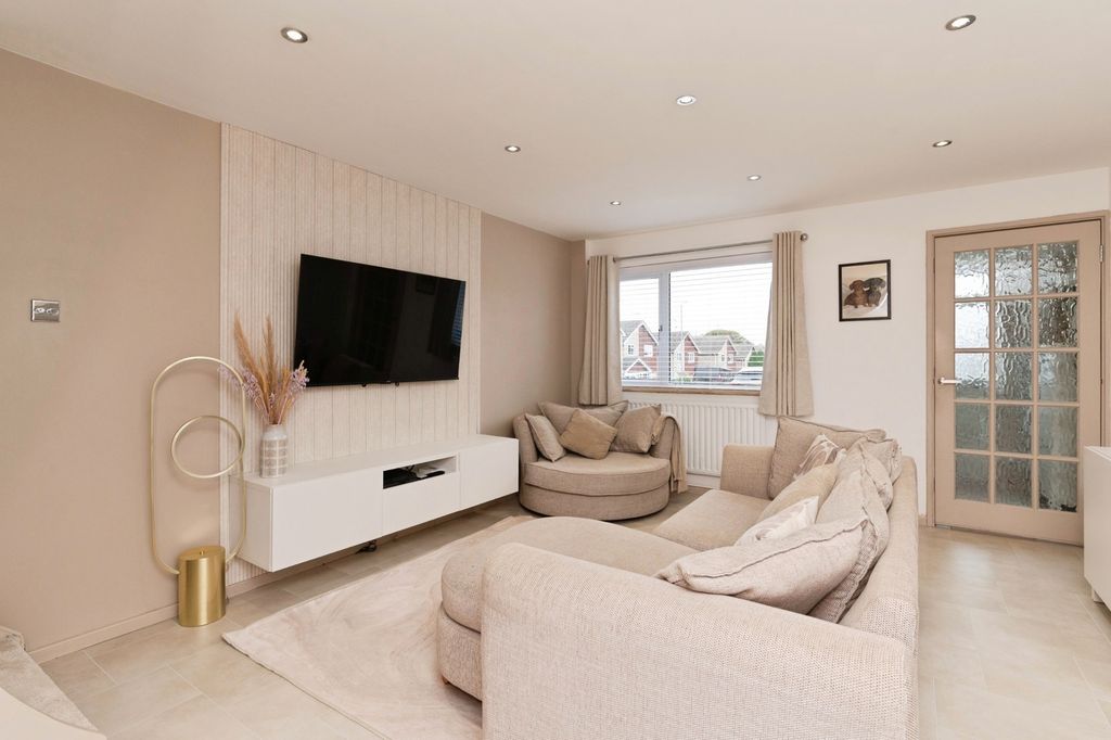 Property photo 3 of 14 Lounge