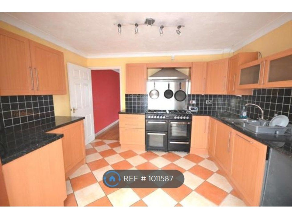Property photo 3 of 10 Kitchen