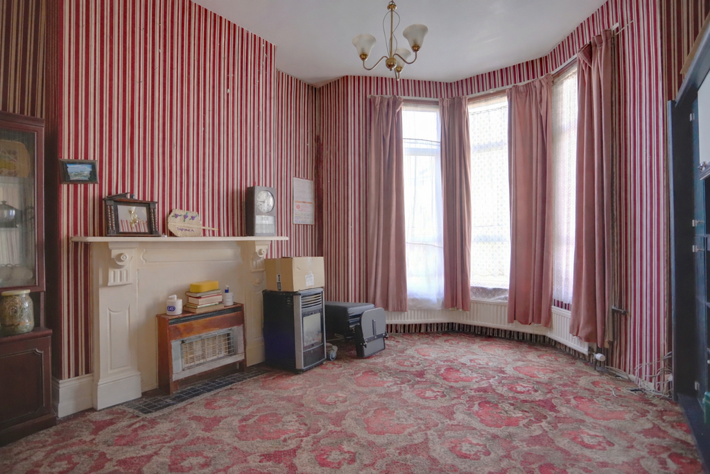 Property photo 2 of 11 Cosy Vintage Living Room With Fireplace
