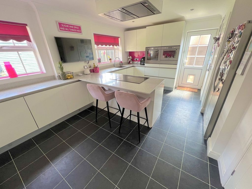 Property photo 3 of 32