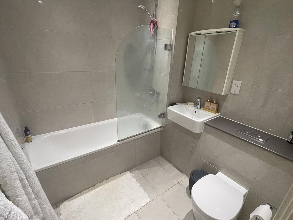 Property photo 3 of 9 Bathroom