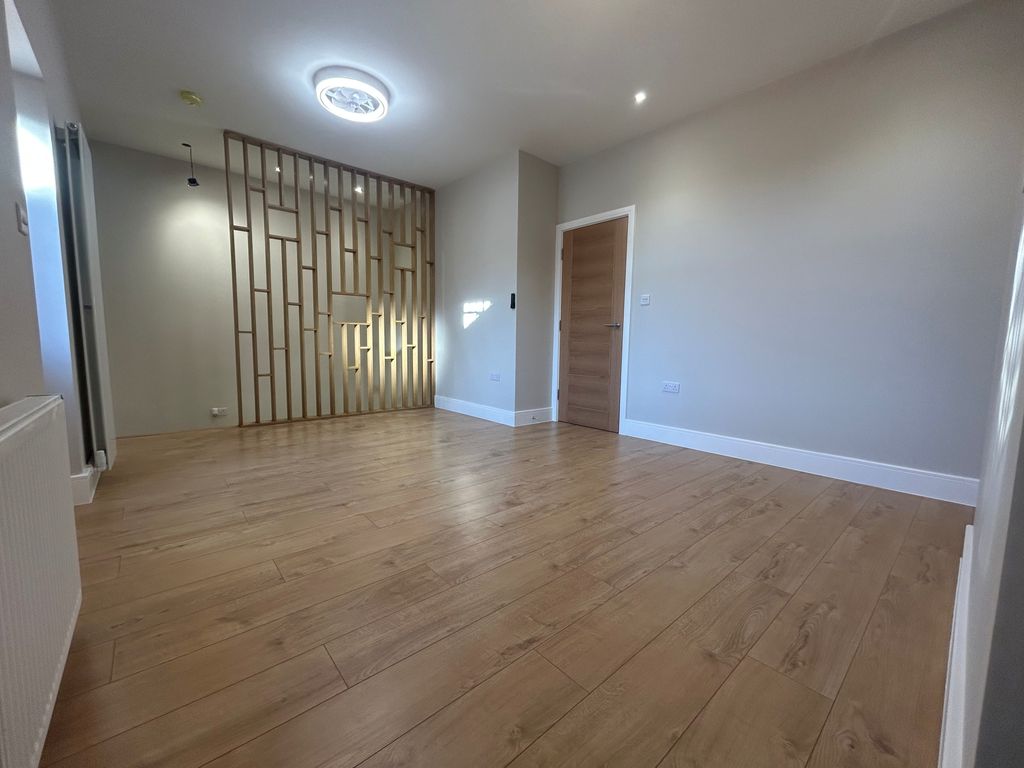 Property photo 1 of 8 Living Room