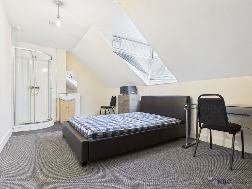 Property photo 1 of 8 Spacious Room To Rent With All Bills Included