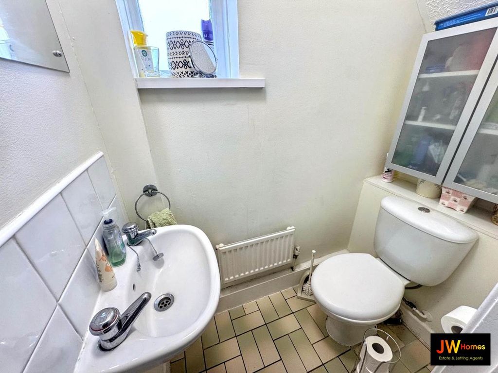 Property photo 3 of 16 Gf WC (7)
