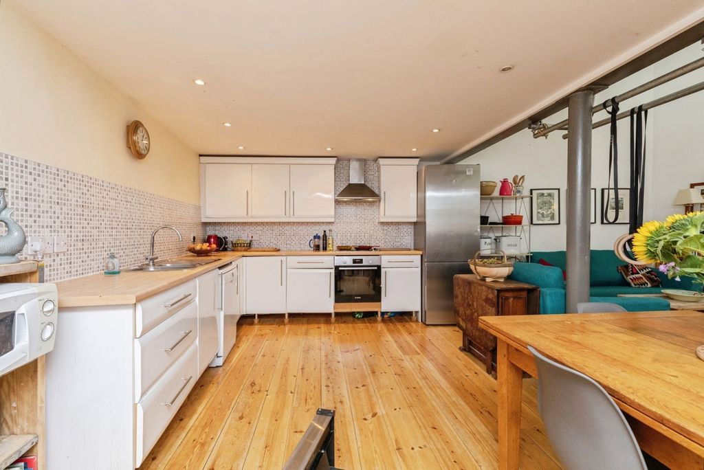 Property photo 3 of 20 Pbox-Img.Jpg
