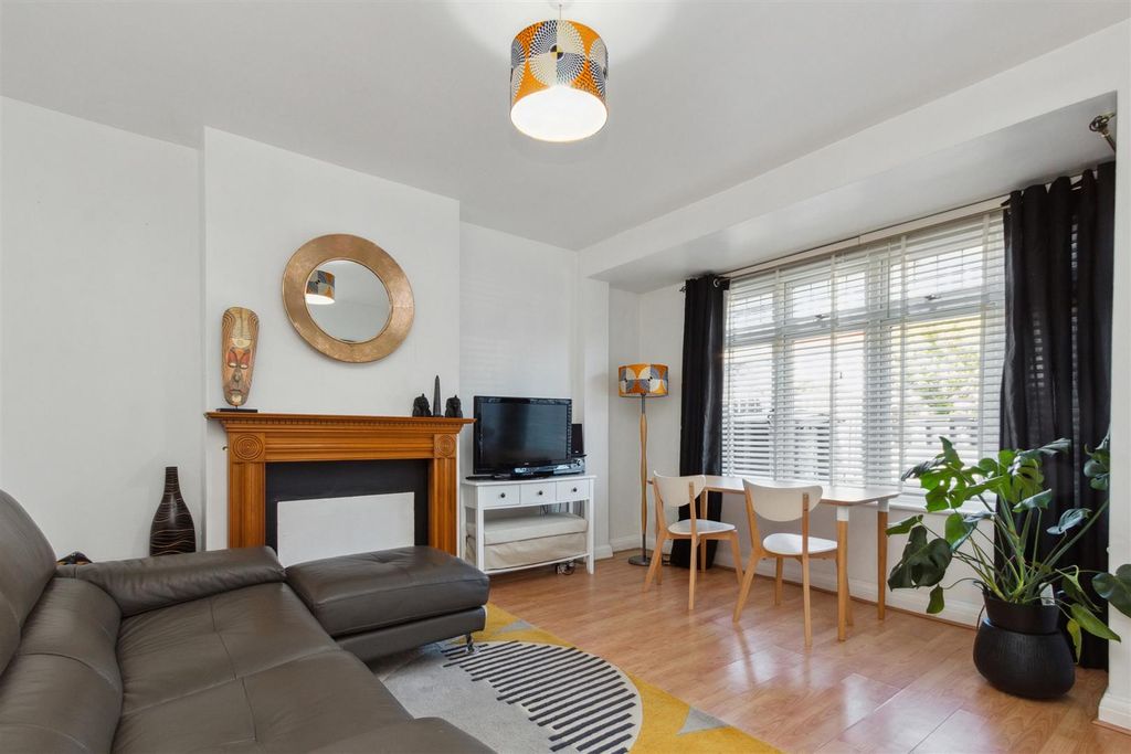 Property photo 2 of 11 32 Norbury Cross, Norbury Reception.Jpg